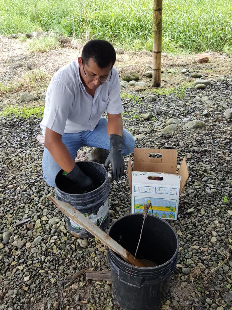 El Ingeniero Carlos Arias capacita al personal de Hacienda San Rafael en el proceso para realizar la reactivación de los bioles, en base al protocolo de CIBE.