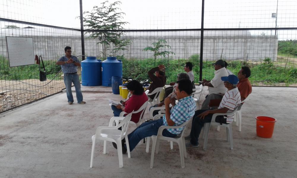 El Ing. Ronald León explica la fórmula utilizada para preparar el biol a los asistentes del Taller y responde sus preguntas.