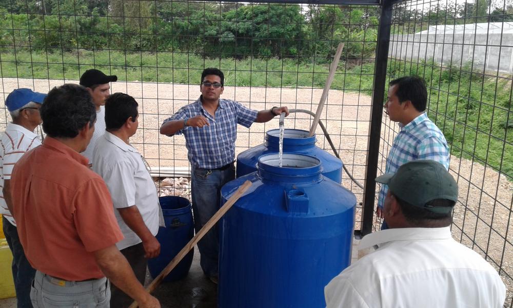 El Ing. Ronald León explica de forma práctica cómo debe prepararse el biol a los asistentes del Taller.