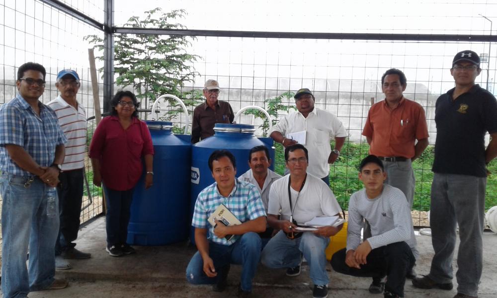Personal del CIBE realiza un taller inicial sobre la preparación de biol en las instalaciones del centro de Acopio de CECAO, adjunto a la Fundación Kaoka.