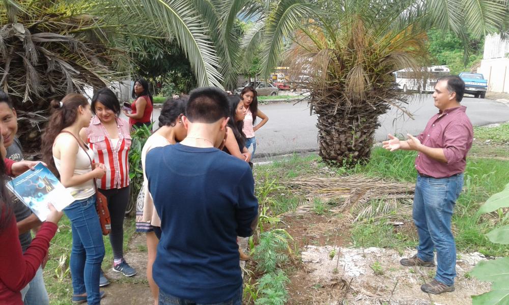 Víctor Hernández comparte detalles de la investigación realizada con Biomanto a alumnos de la ESPOCH.